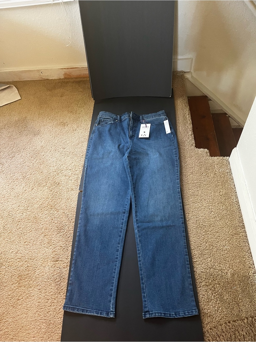 Gloria Vanderbilt Classic Straight-Leg Jeans.  Style-Amanda Slimming size 12A